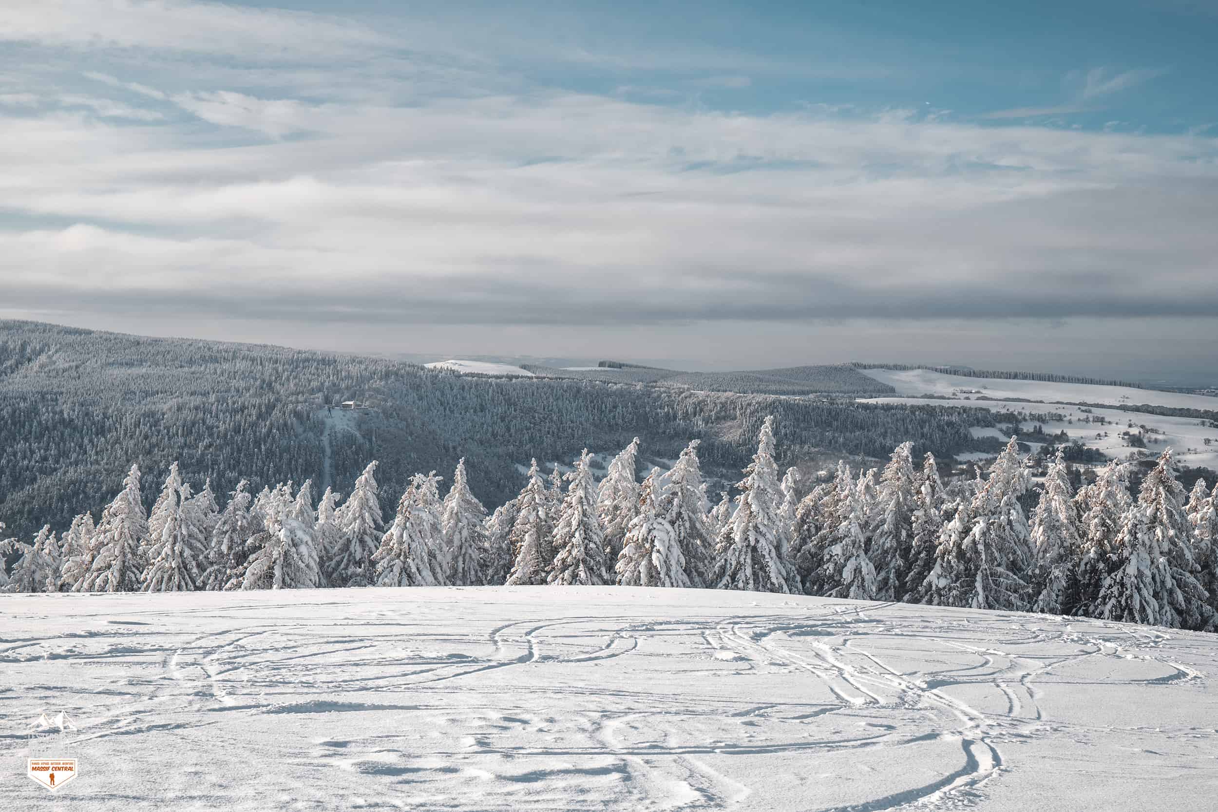 traces de ski dans la neige à Murat-le-Quaire