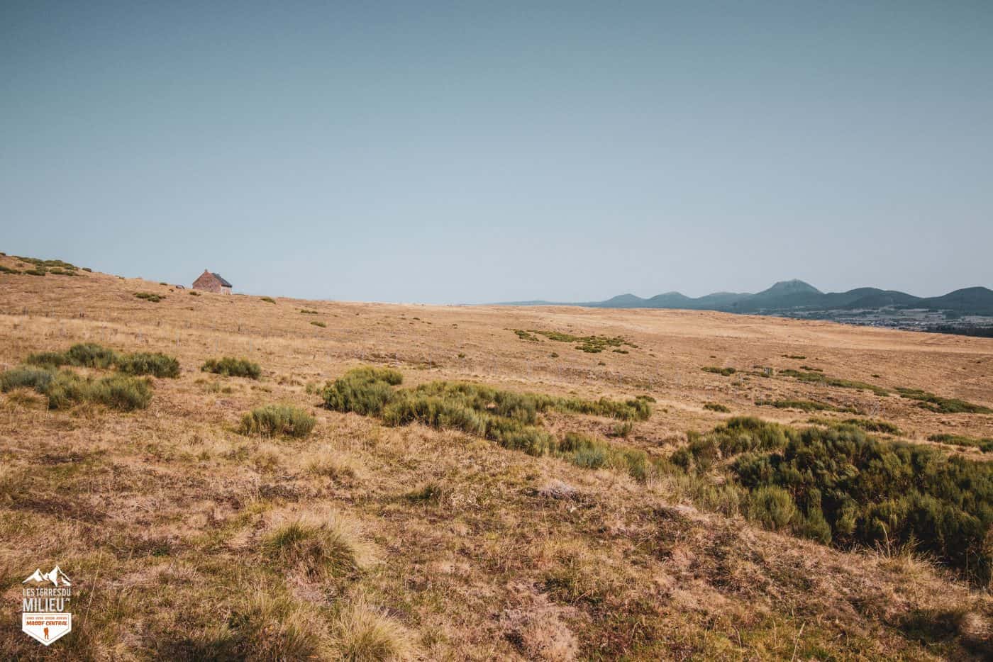 Sur les plateaux de Pessade, vue sur la Chaîne des Puys