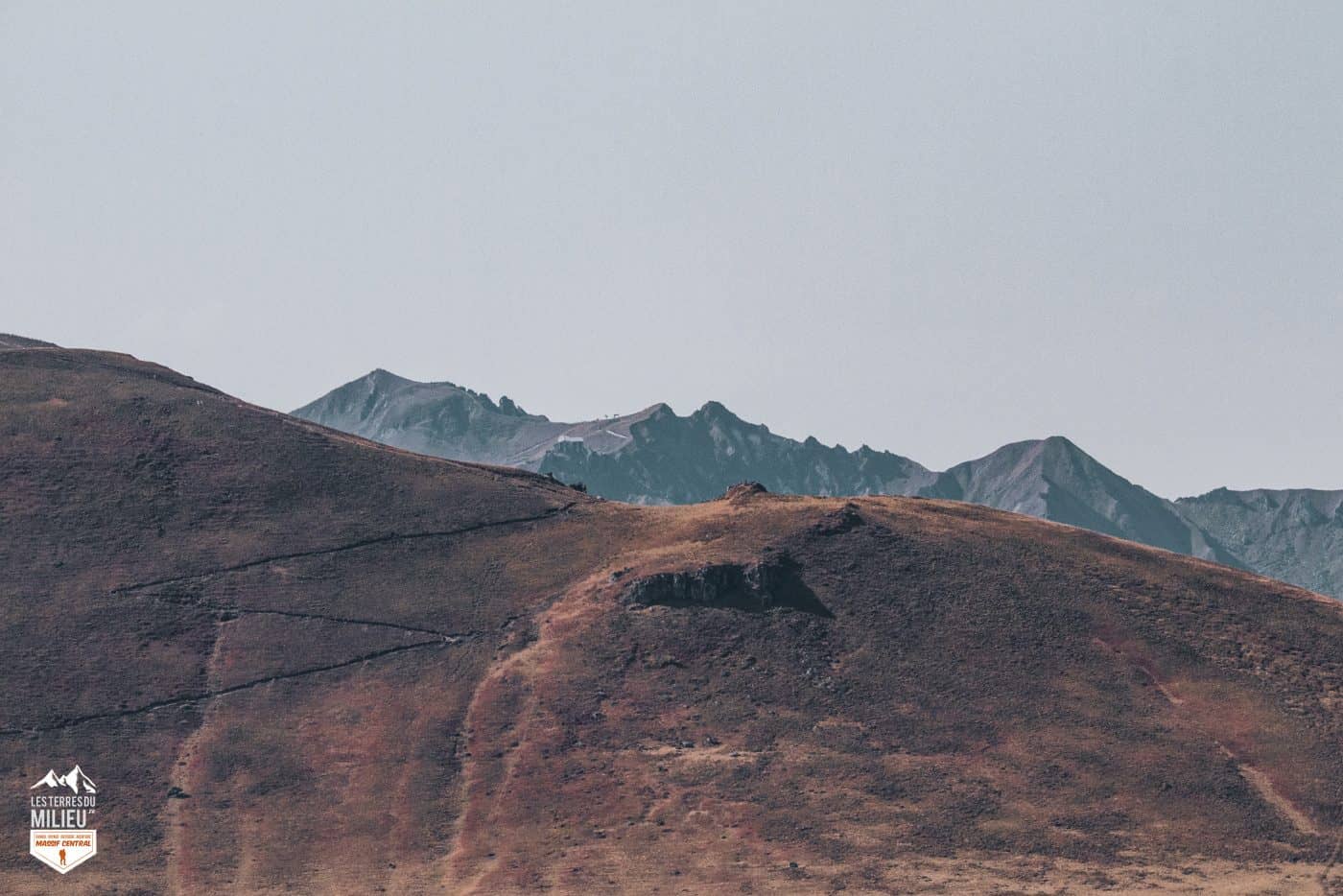 Le puy de Sancy dépassant au-dessus du col de la Croix-Morand