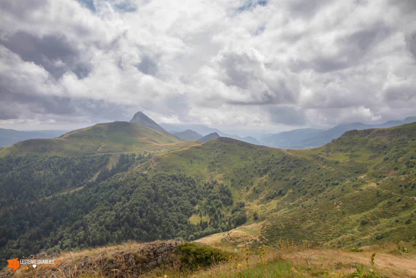 Le Griou au loin depuis les crêtes sous le téton de Vénus dans le Cantal