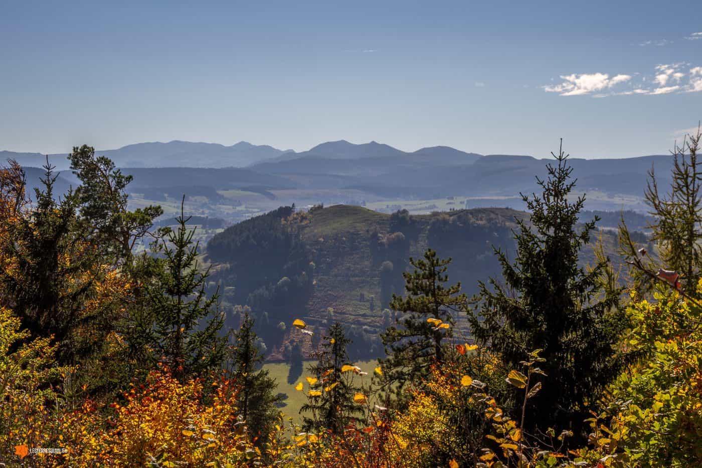 Vue sur la chaîne des Puys depuis le Puy de Charmont