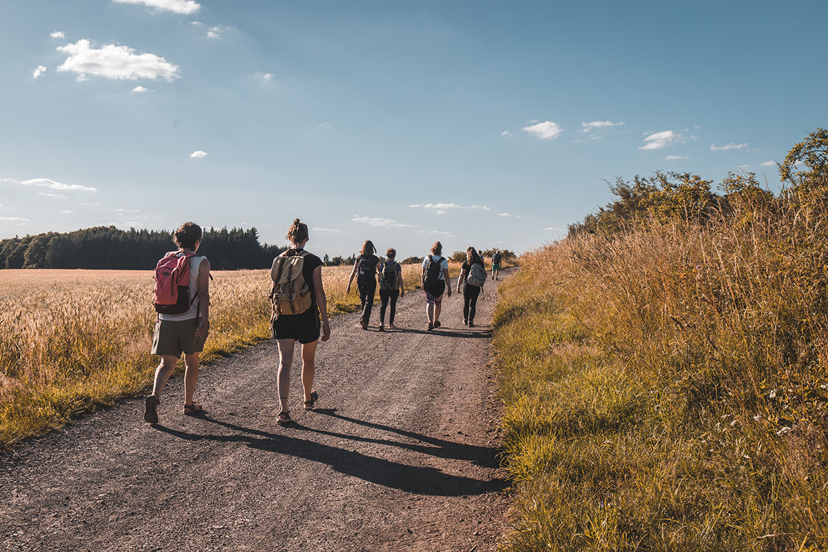 Randonneurs sur le chemin du puy des Gouttes