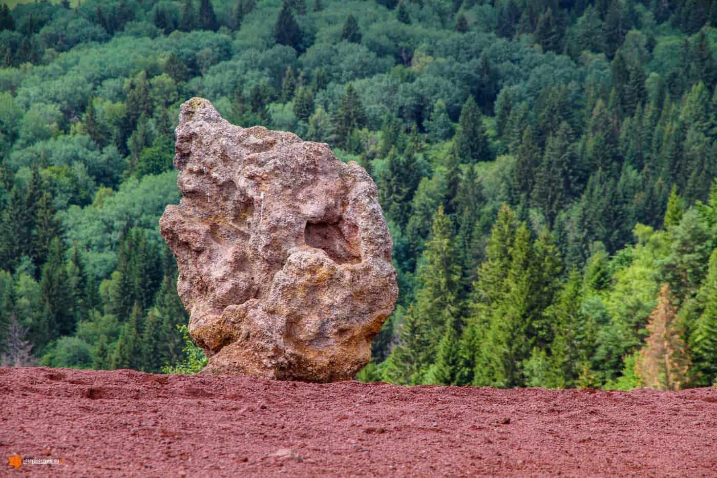 Bombe volcanique au sommet du puy de la Vache