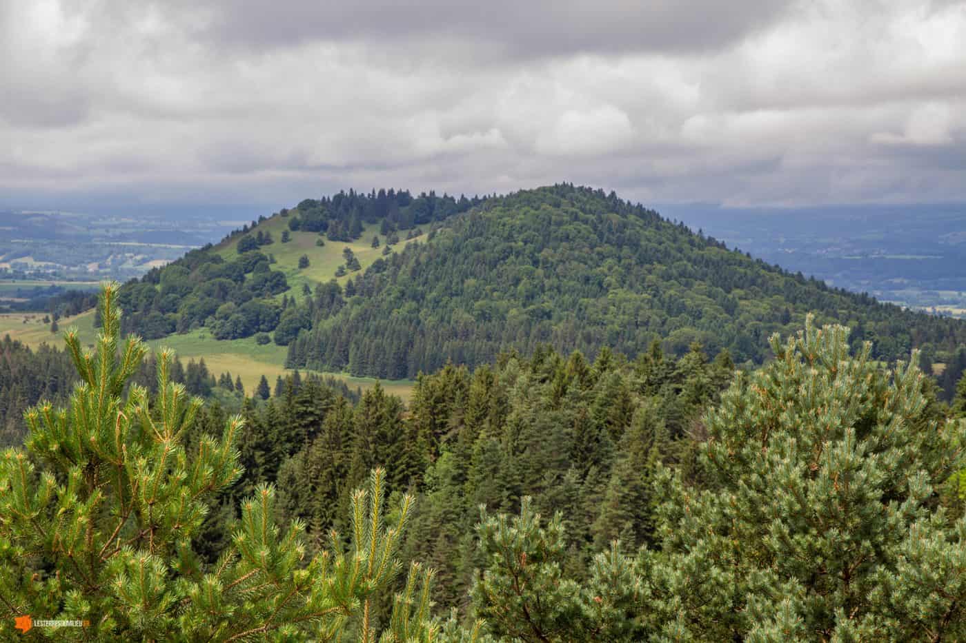 Le puy de Pourcharet visible depuis le Puy de la Vache