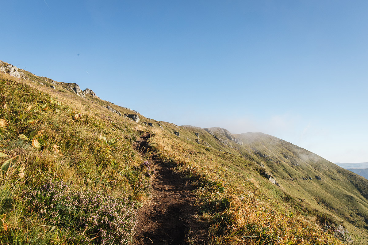 Chemin d'accès au puy de la Tourte dans le Cantal