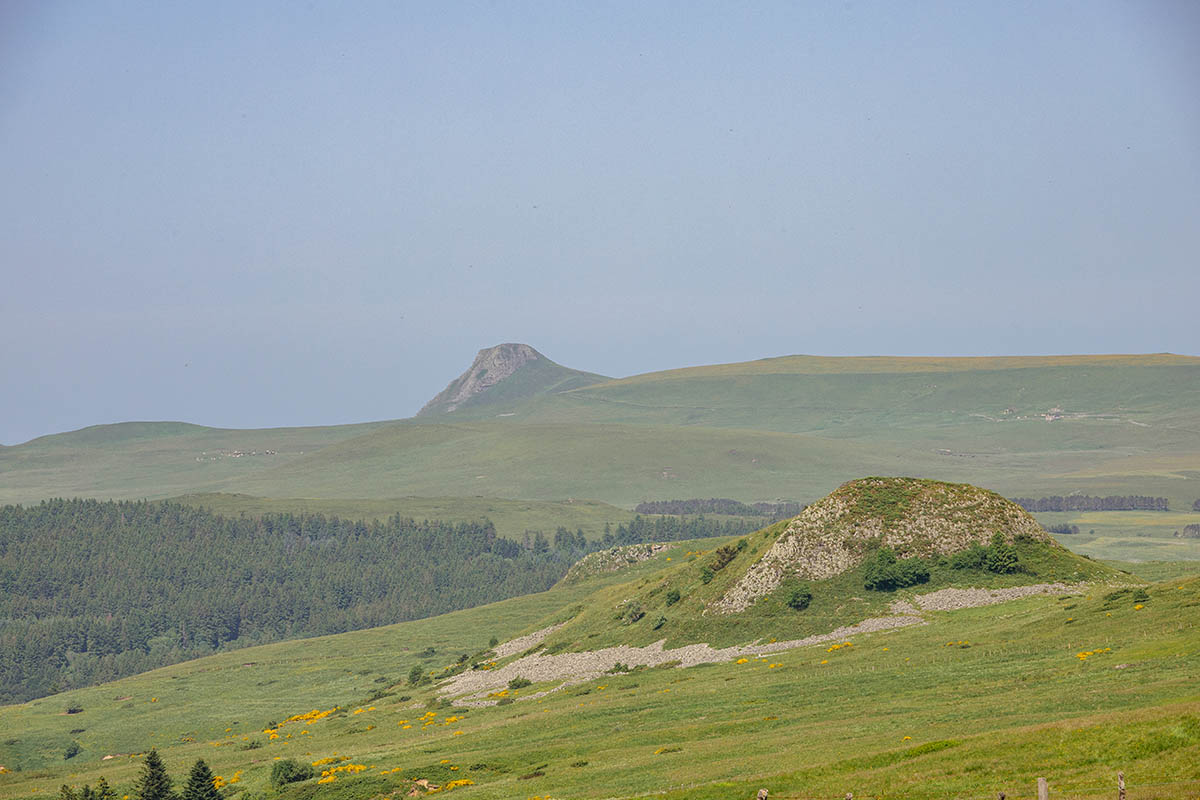 © P. Villemejane, Les Terres du milieu La Banne d'Ordanche, depuis les contreforts du puy de Baladou en Auvergne