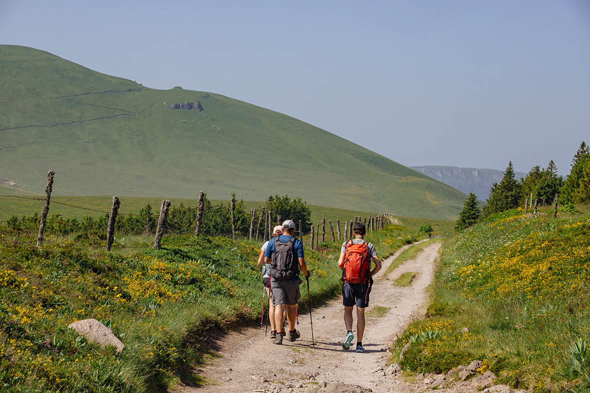 © P. Villemejane, Les Terres du milieu Randonneurs près de la Croix-Morand en Auvergne