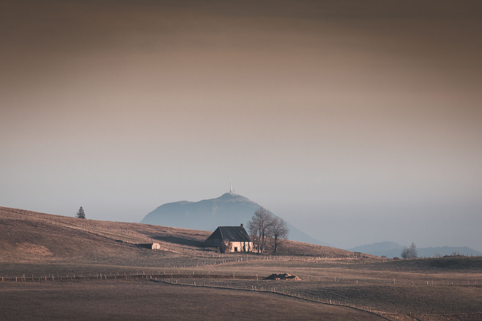 Le puy de Dôme vu depuis le lac de Bourdouze dans le Cézallier