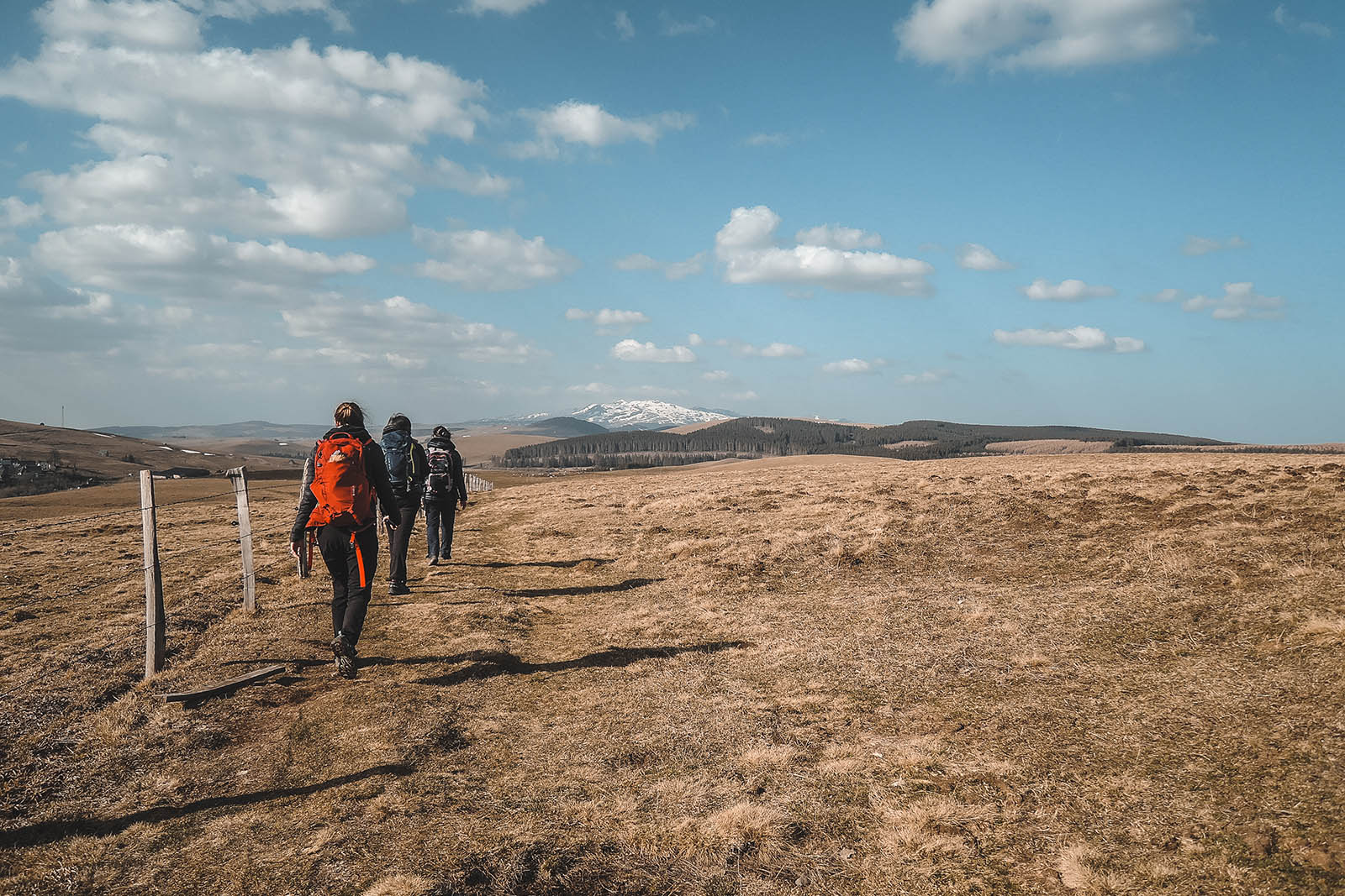 Randonneurs sur le chemin de Jassy dans le Cézallier