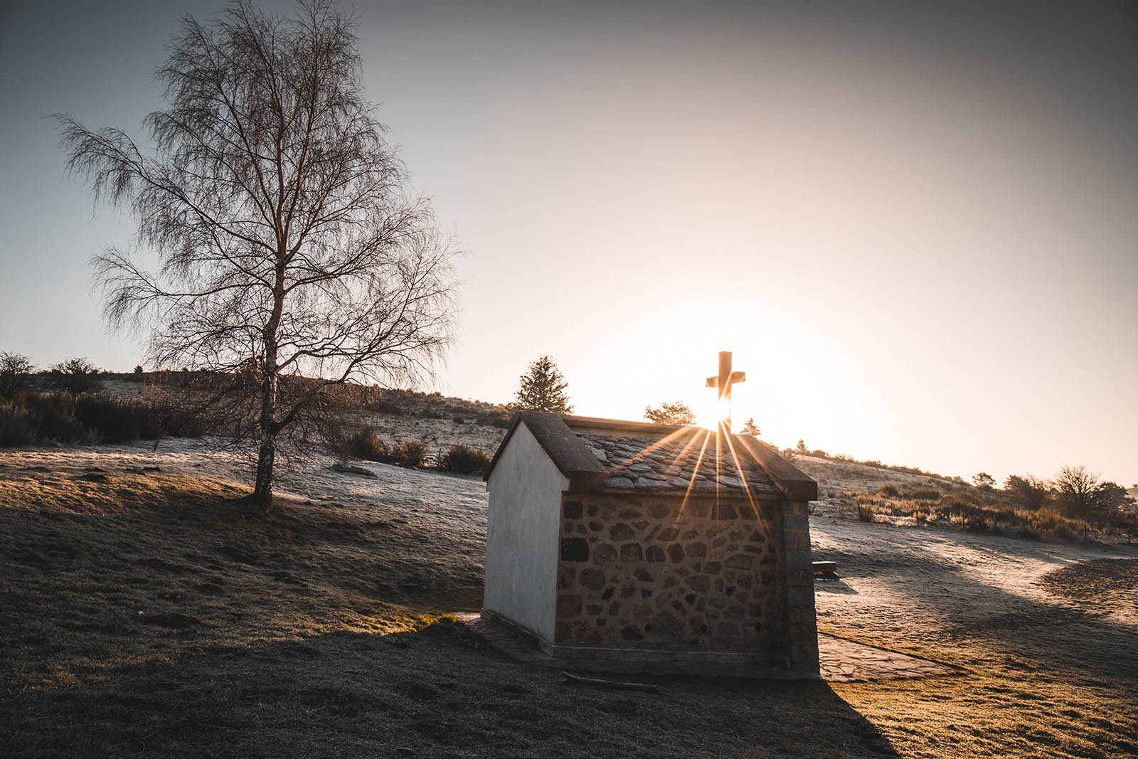 La chapelle Saint-Aubin au lever du soleil dans la Chaîne des Puys