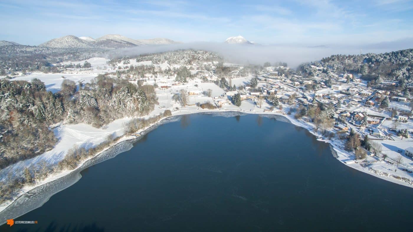 Le lac de La Cassière enneigé en AUvergne