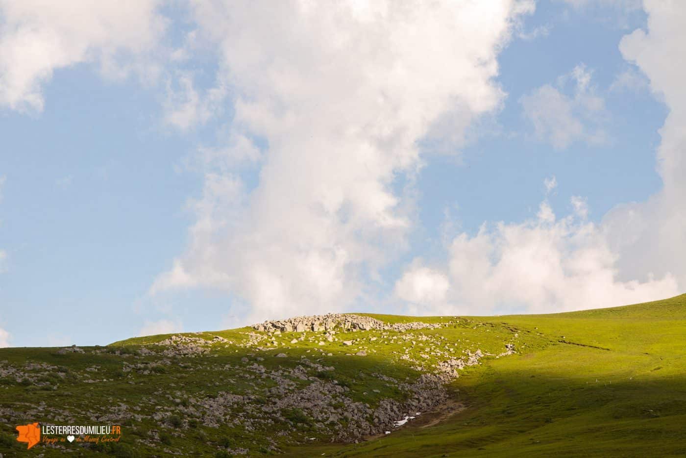 Les crêtes du Sancy que le soleil touche à peine