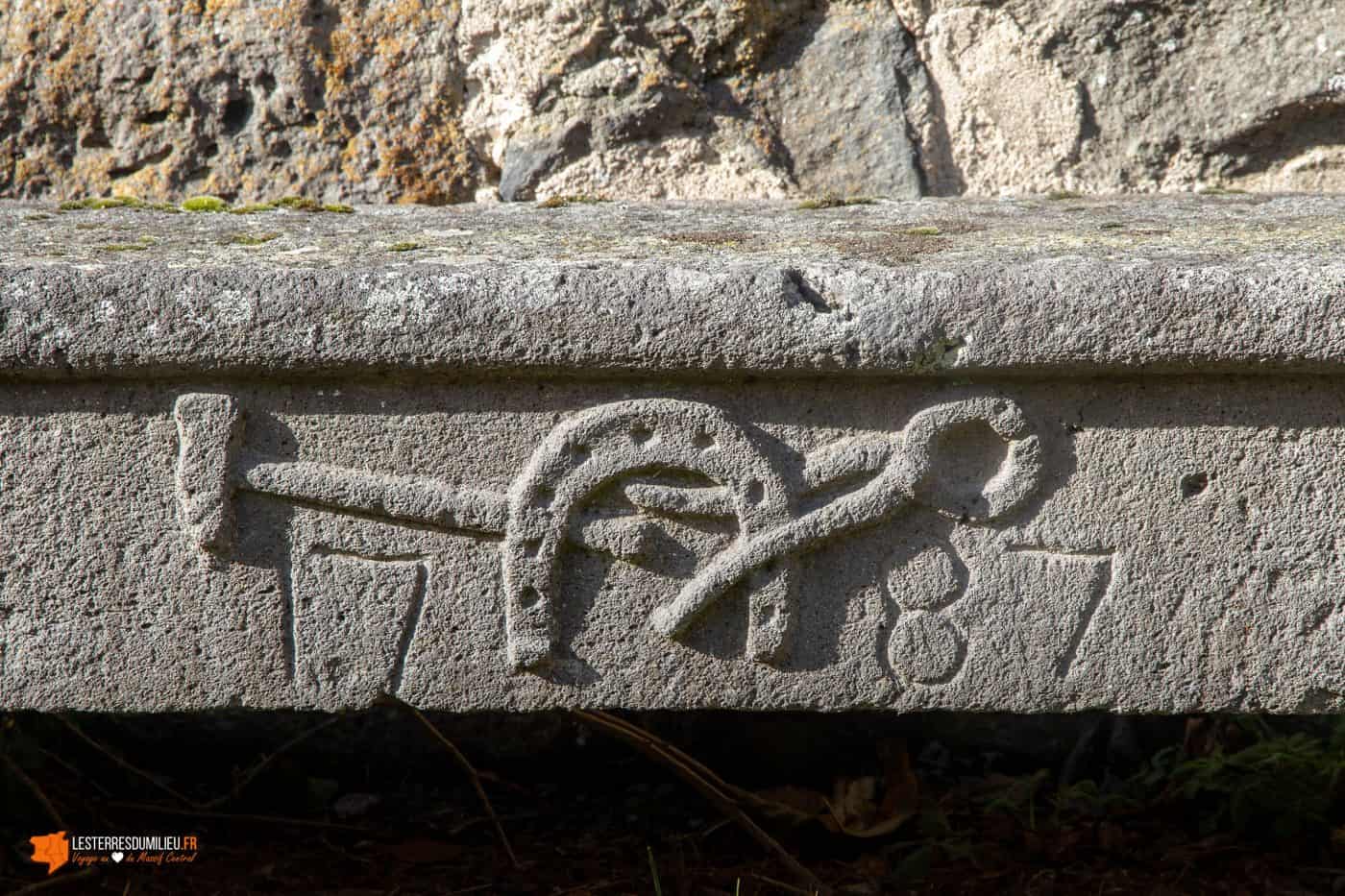 Détail sur la fontaine de Saint-Pierre le Chastel