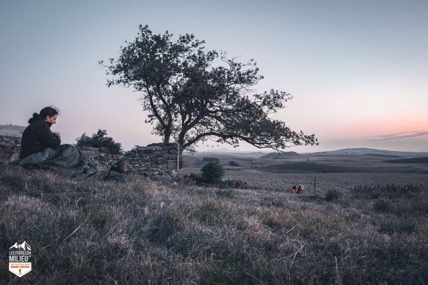 Coucher de soleil sur les burons d'Artout dans le Cézallier