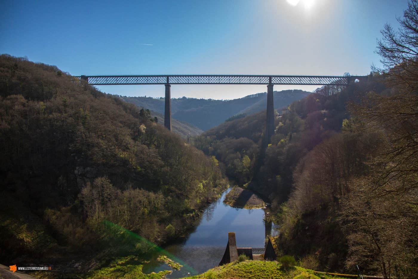 © P. Villemejane, Les Terres du milieu Le viaduc des Fades au-dessus de la Sioule