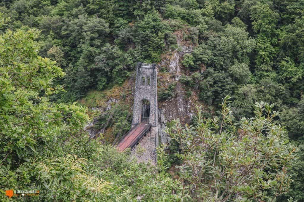 © P. Villemejane, Les Terres du milieu Le viaduc des rochers noirs en Corrèze