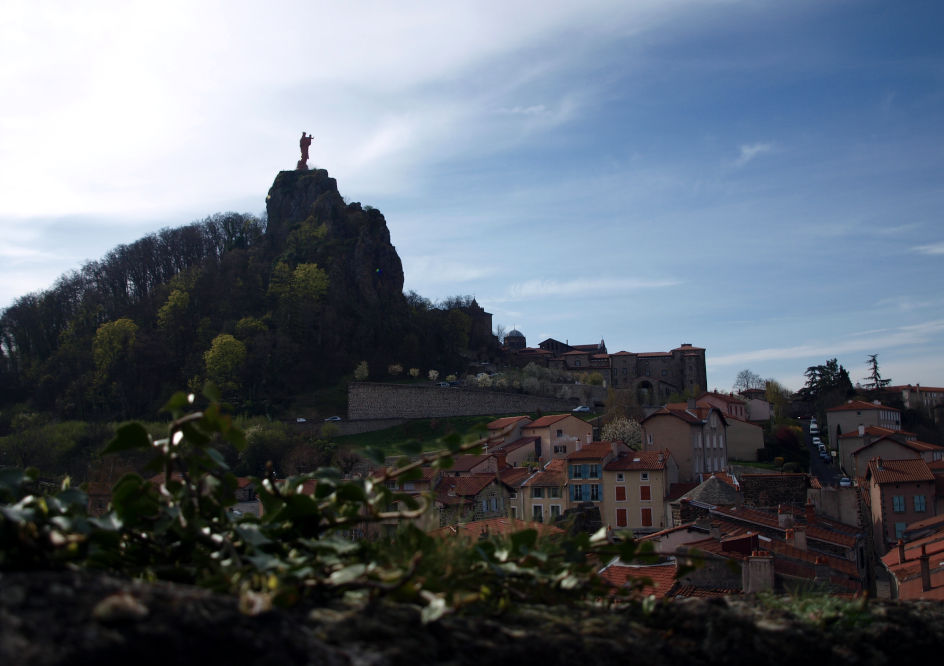 La statue Notre Dame de France qui surplombe la ville du Puy-en-Velay