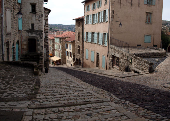 Rue pavée en contrebas de la cathédrale du Puy