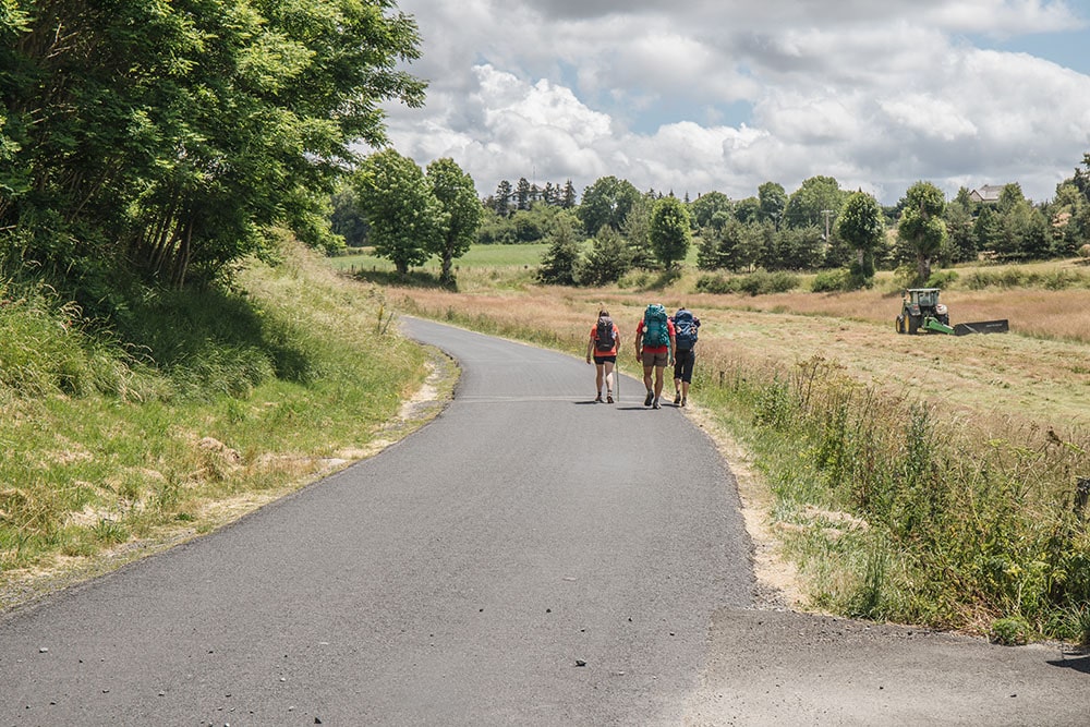 Pèlerins près d'Aumont-Aubrac